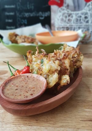 Foto resep Bakwan sayur kriuk krenyes-krenyes dengan sambal kacang pedas
