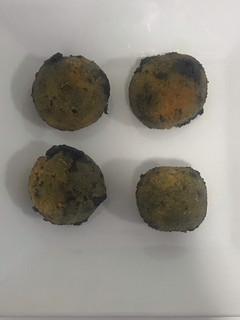 Una foto de Croketchipi (croqueta de chipirón en su tinta)
