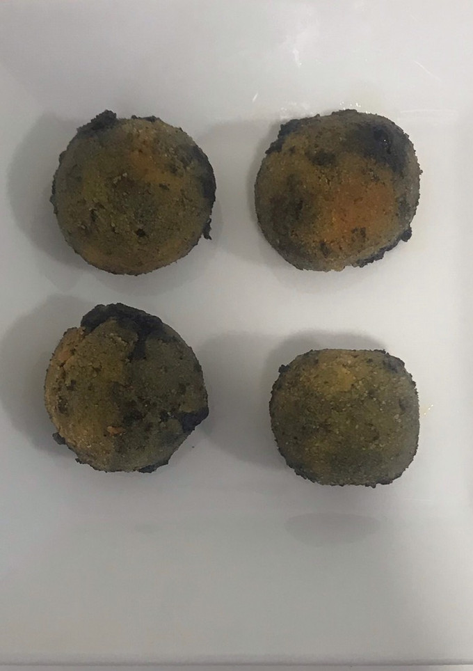 Una foto de Croketchipi (croqueta de chipirón en su tinta)
