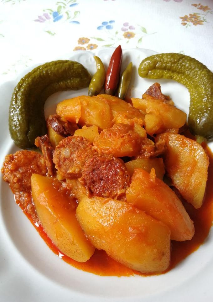 Kolbászos paprikás krumpli recept fotója