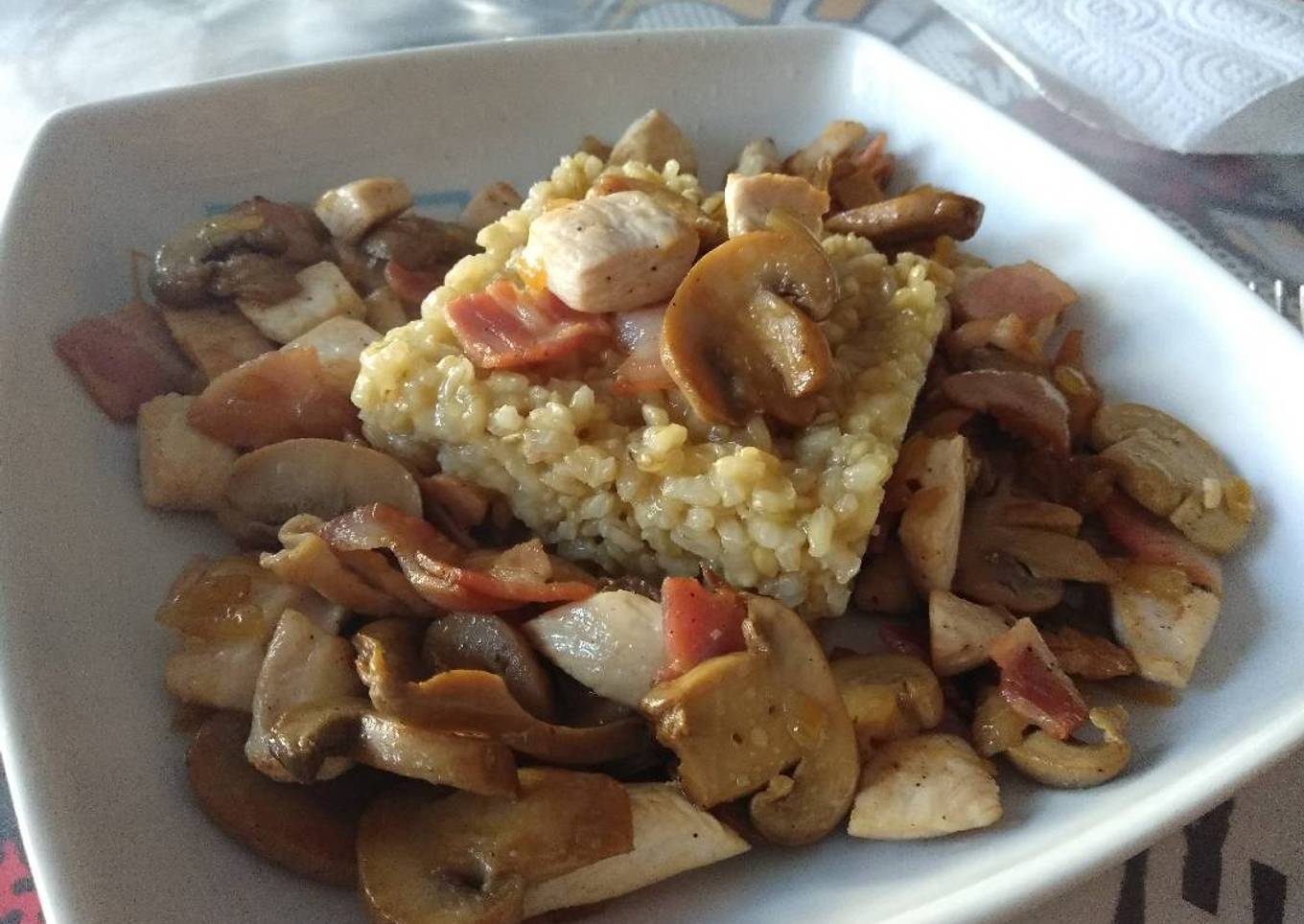 Arroz integral con verduras, bacon y pollo