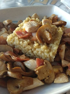 Una foto de Arroz integral con verduras, bacon y pollo