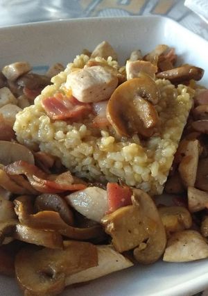Una foto de Arroz integral con verduras, bacon y pollo