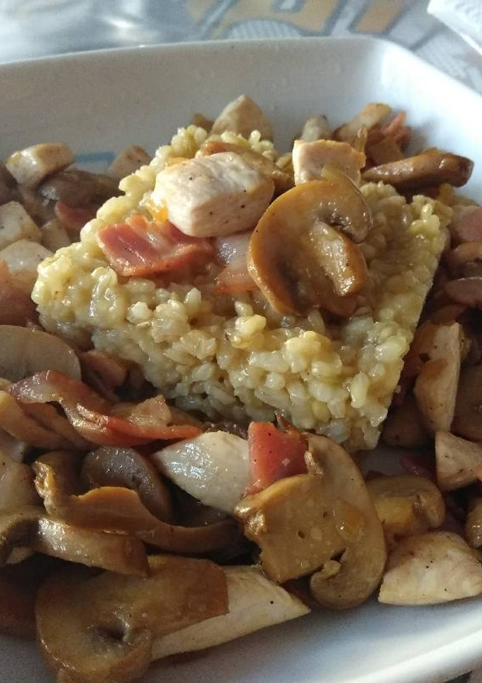 Una foto de Arroz integral con verduras, bacon y pollo