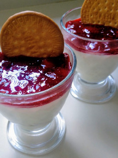 Una foto de Panna cotta de limón🍋 y galletas con confitura de fresas 🍓