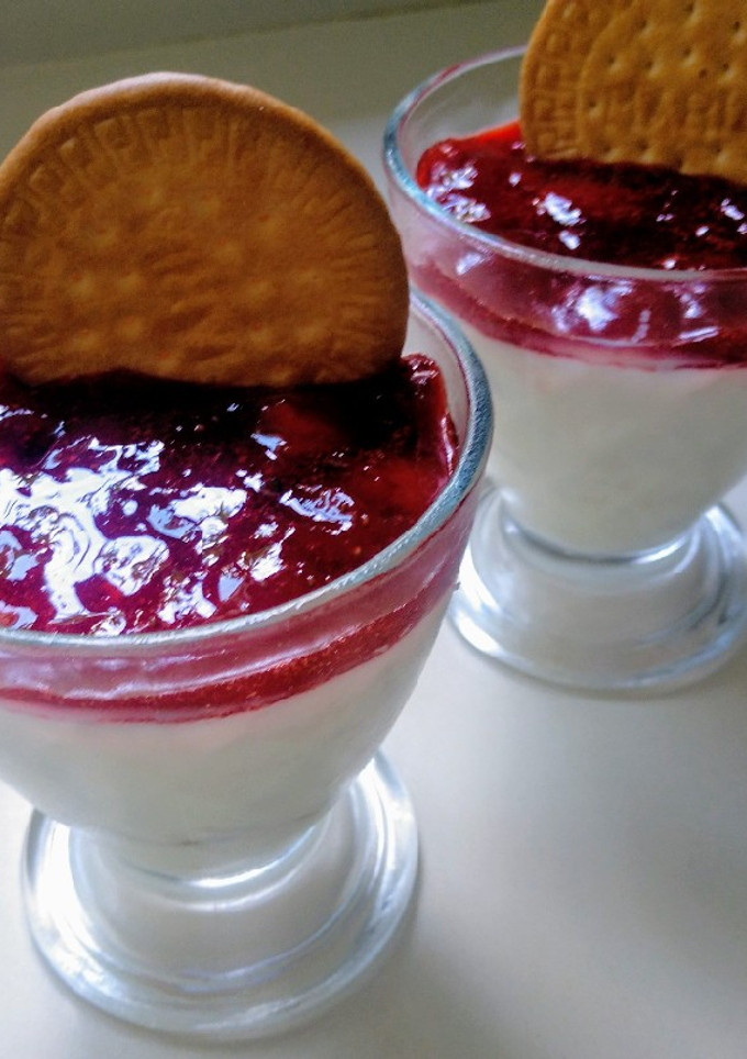 Una foto de Panna cotta de limón🍋 y galletas con confitura de fresas 🍓