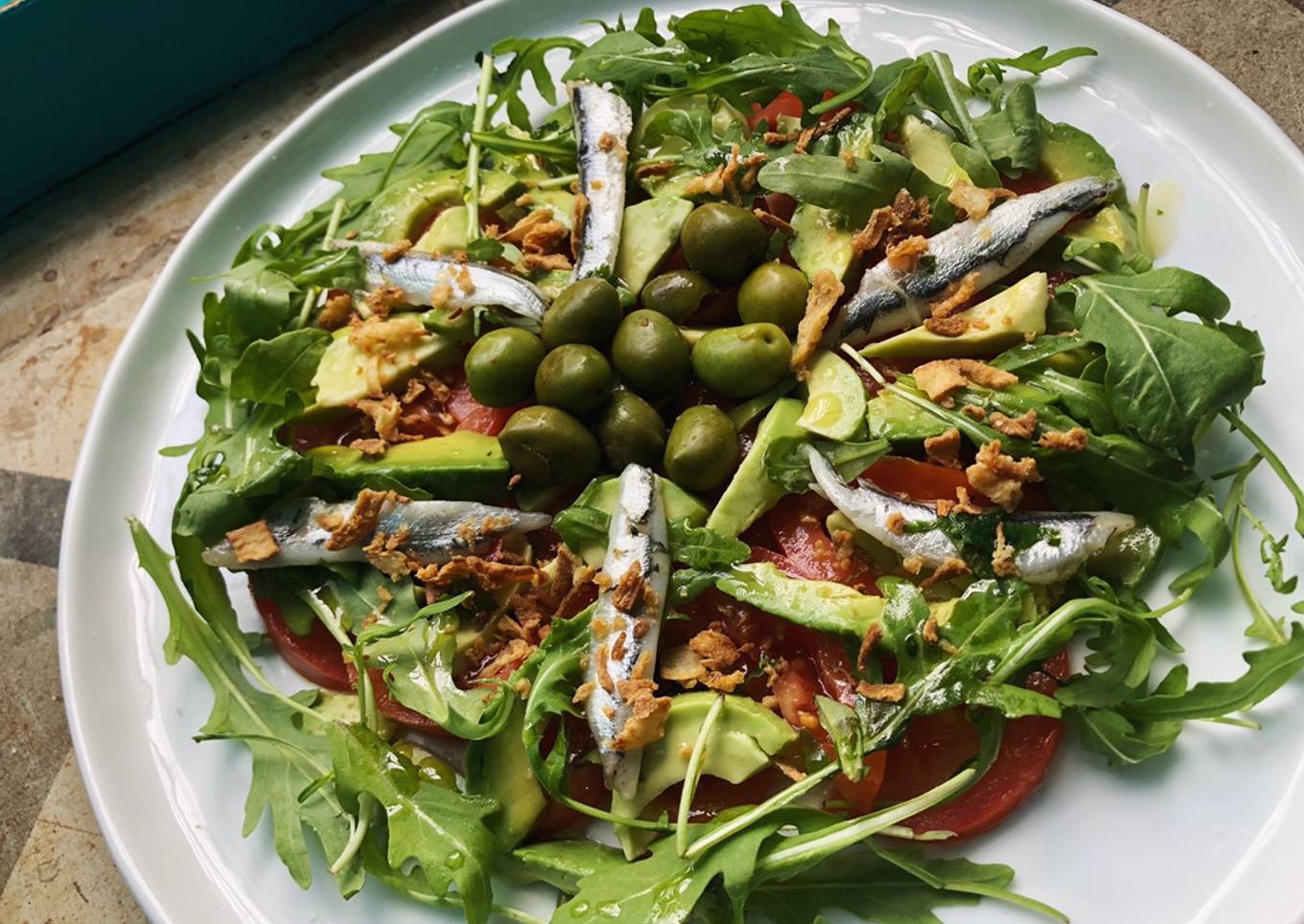Ensalada de rĂșcula, boquerones en vinagre, aguacate y cebolla crujiente! đ„