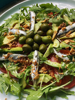 Una foto de Ensalada de rúcula, boquerones en vinagre, aguacate y cebolla crujiente! 🥗