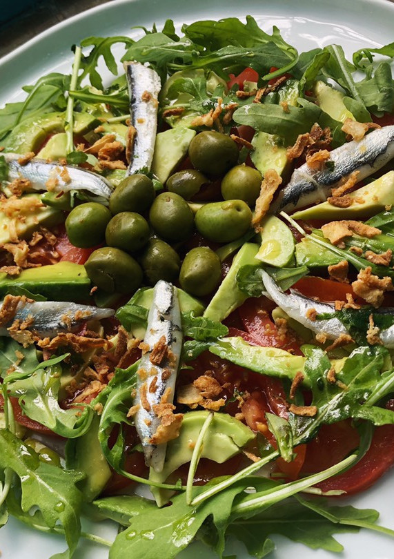 Una foto de Ensalada de rúcula, boquerones en vinagre, aguacate y cebolla crujiente! 🥗