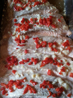 Una foto de Salmón con salsa de ajo/mantequilla