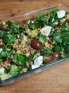 Una foto de Ensalada de rúcula, canónigos y frutos secos