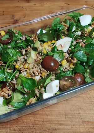 Foto principal de Ensalada de rúcula, canónigos y frutos secos