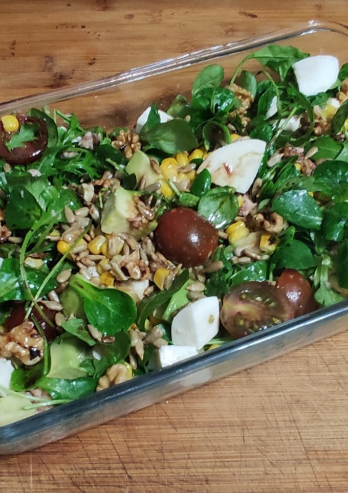 Una foto de Ensalada de rúcula, canónigos y frutos secos