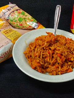 વેજીટેબલ આટા નૂડલ્સ (Vegetable Atta Noodles Recipe In Gujarati) રેસીપી મુખ્ય ફોટો