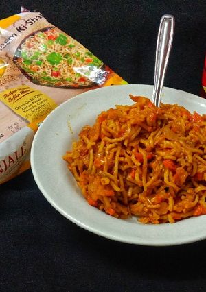 વેજીટેબલ આટા નૂડલ્સ (Vegetable Atta Noodles Recipe In Gujarati) રેસીપી મુખ્ય ફોટો