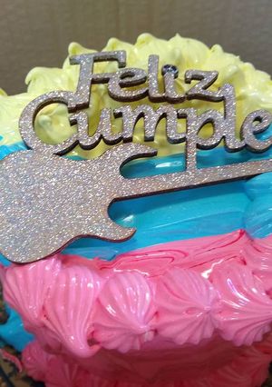 Una foto de Torta de cumpleaños (drip cake)