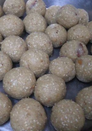 मावा लड्डू(mawa laddu recipe in hindi) रेसिपी मुख्य फोटो