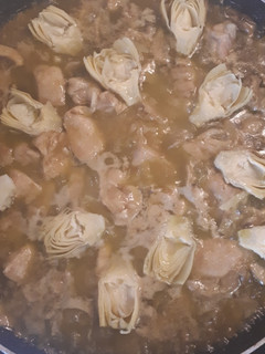Una foto de Arroz con pollo, champiñones y corazones de alcachofas