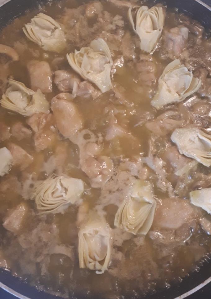 Una foto de Arroz con pollo, champiñones y corazones de alcachofas