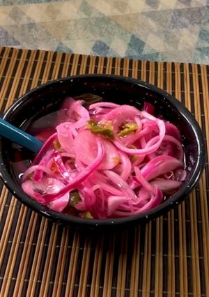A picture of How to Make Pickled Onions | Onions in Vinegar.