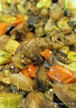 Una foto de Pierna de cerdo a la olla con verduras