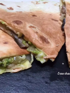 Una foto de Quesadillas de champiñones con guacamole