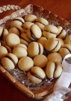 A picture of Baci di Dama - Italian Dessert.