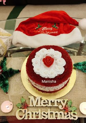 A picture of Christmas special Red Velvet Cake 🎂.