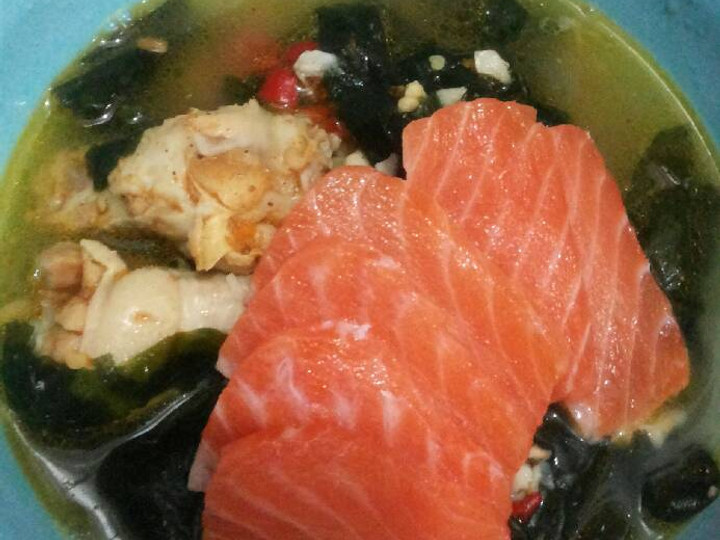 Wajib coba! Bagaimana cara memasak Spicy Miyeok Guk (Korean Seaweed Soup) with Chicken Wings and Slice of Salmon Sashimi dijamin gurih