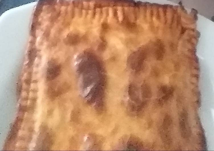 Empanada cebolla caramelizada, morcilla y queso de cabra