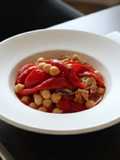 Garbanzos de bote con pimientos de piquillo, calamares en salsa americana y mejillones de lata