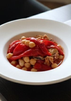 Una foto de Garbanzos de bote con pimientos de piquillo, calamares en salsa americana y mejillones de lata