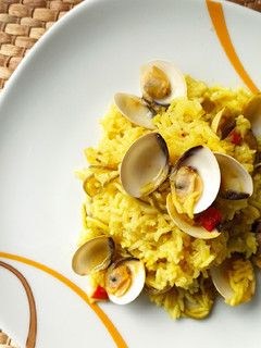 Una foto de Arroz basmati al curry con gulas y almejas