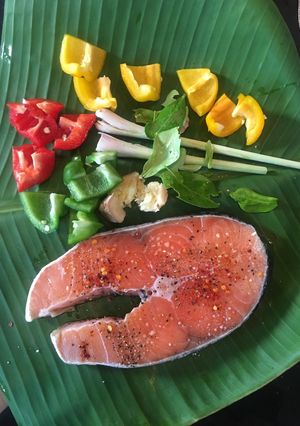 Hình của món Cá hồi nướng lá chuối.