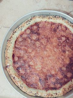 صورة لوصفة بيتزا محشية الاطراف بالنقانق 🙈