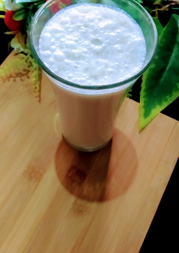 A picture of Banana and dates shake.
