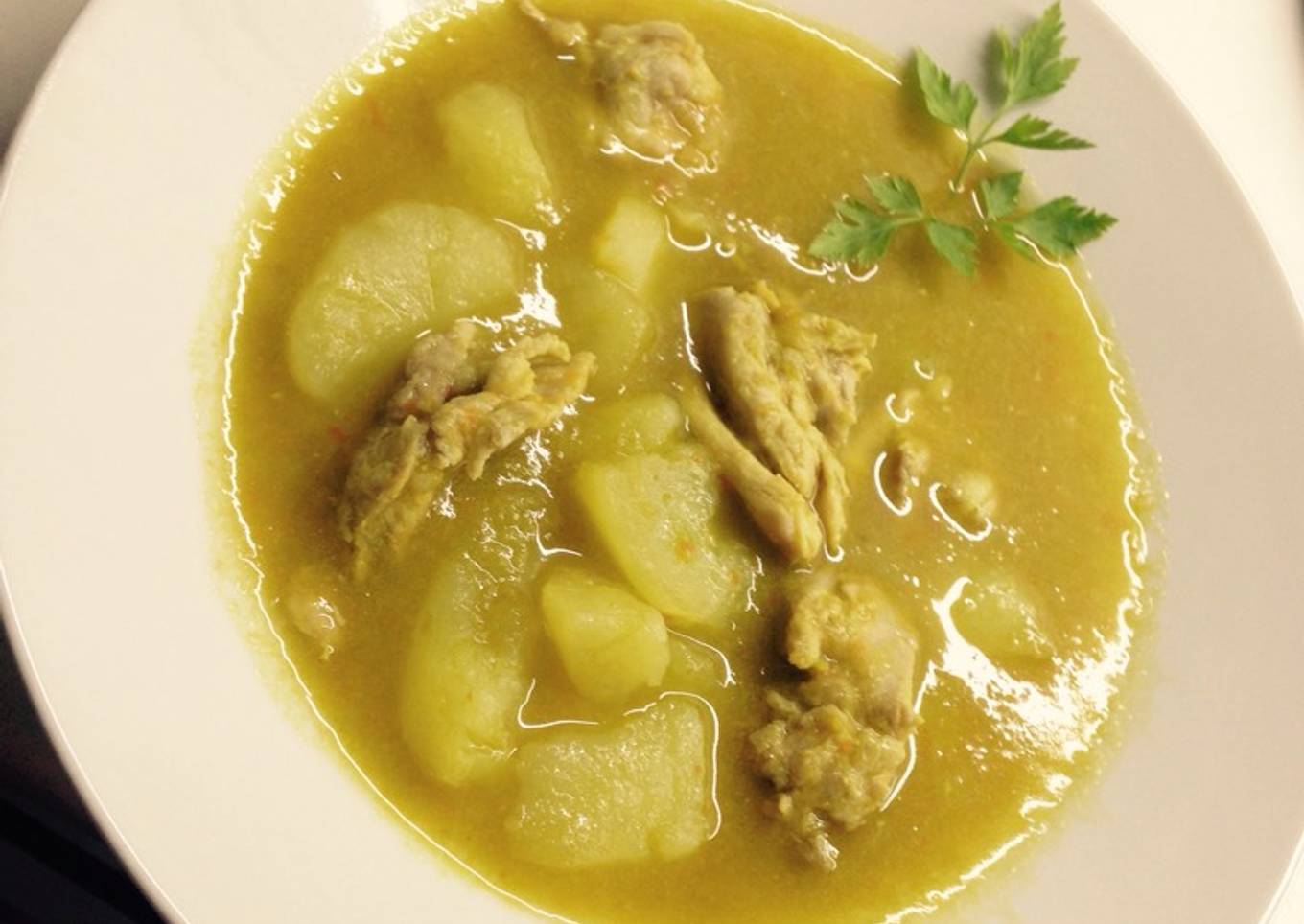 Patatas guisadas con pollo y verduras