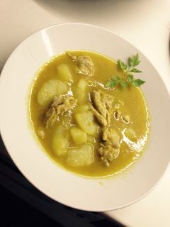 Una foto de Patatas guisadas con pollo y verduras