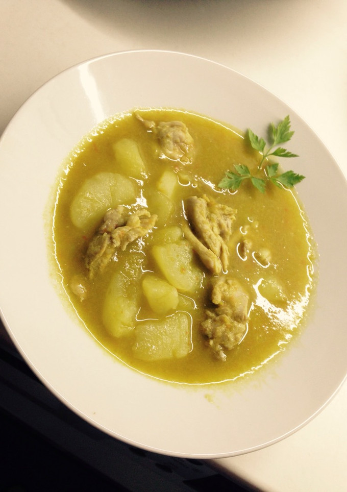 Una foto de Patatas guisadas con pollo y verduras