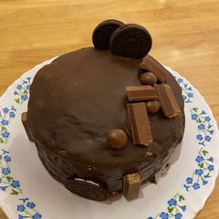 A picture of No oven decadent chocolate cake.