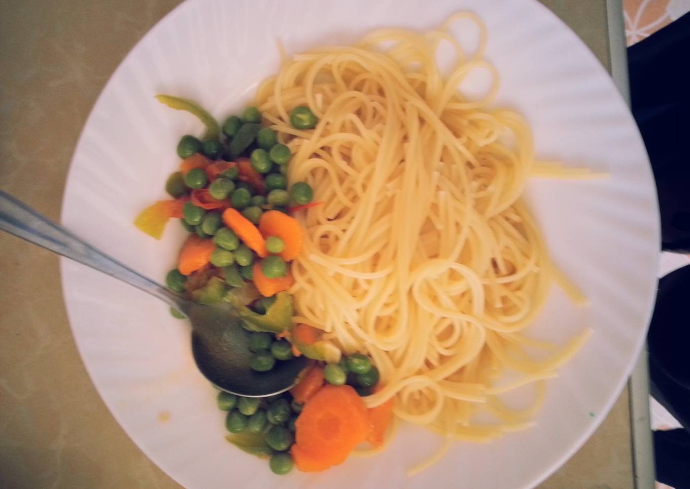 Spaghetti served with peas stew