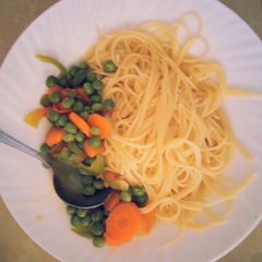 A picture of Spaghetti served with peas stew.