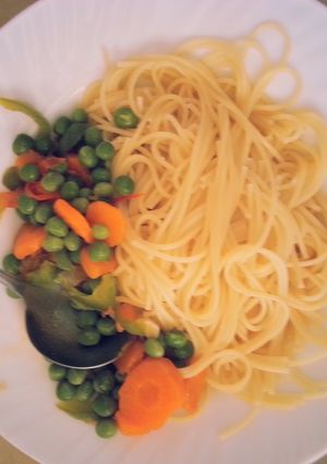 A picture of Spaghetti served with peas stew.