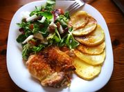 Una foto de ensalada de pollo con uvas