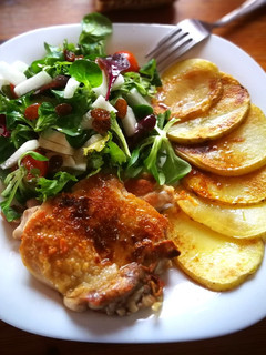 Una foto de Contramuslo de pollo con patatas y ensalada - muy fácil