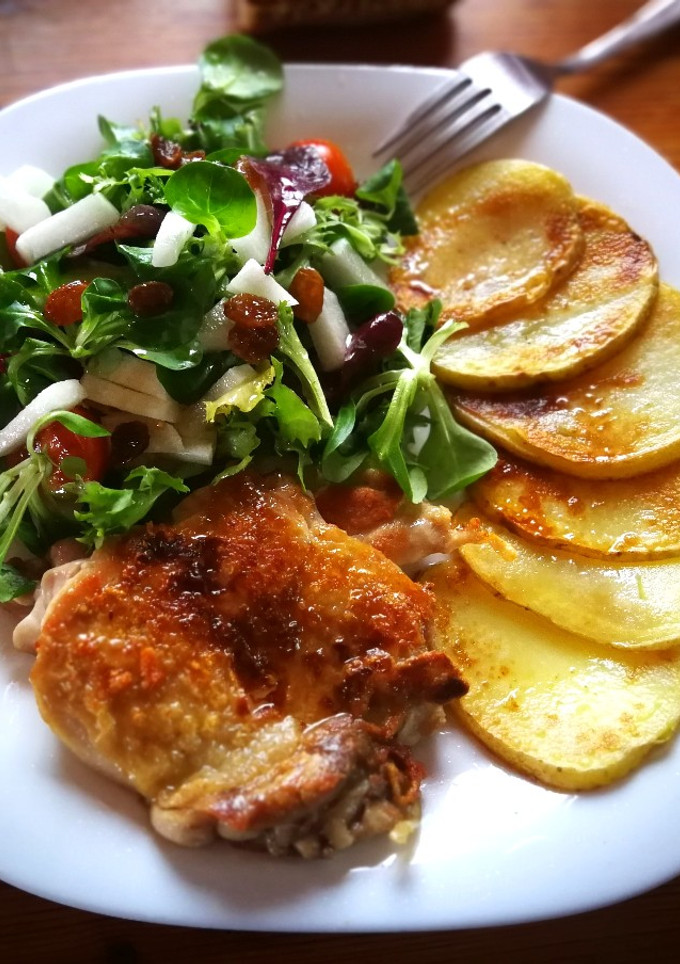 Una foto de Contramuslo de pollo con patatas y ensalada - muy fácil