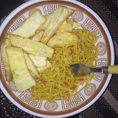 A picture of Imdomie + sweet potato.