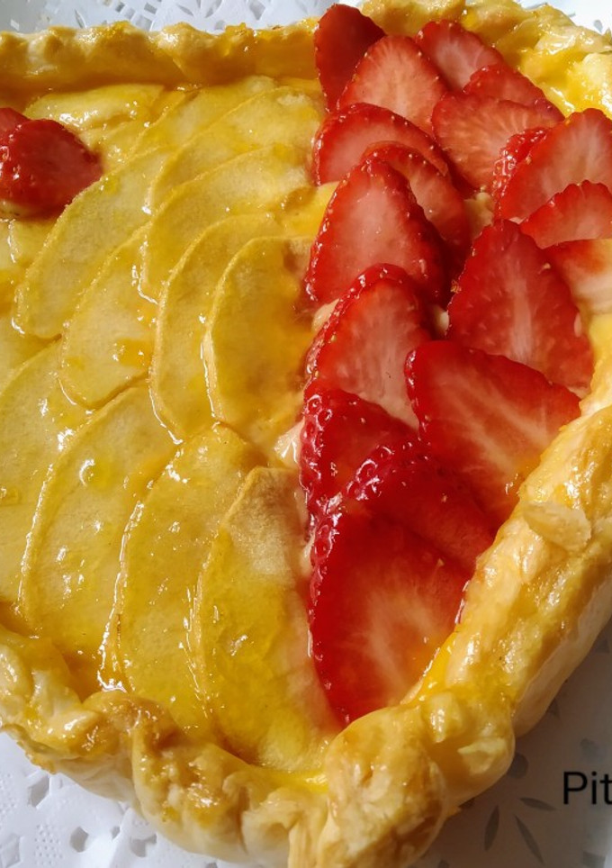 Una foto de Hojaldre Corazón de fruta y flan