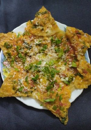 વેજ ચીઝ પીઝા પરાઠા(veg cheese pizza parotha recipe in gujarati) રેસીપી મુખ્ય ફોટો