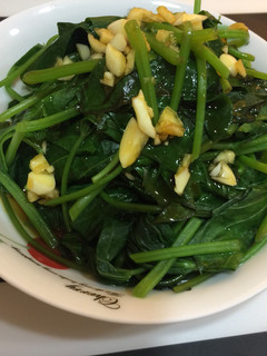 川燙地瓜葉佐蒜蓉醬 的食譜成品照片
